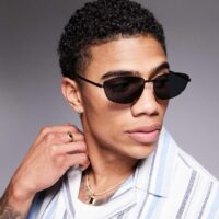 Angled sunglasses in black metal with smoke lens